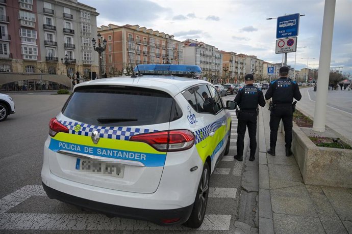 Archivo - Agentes y patrulla de la Policía Local de Santander