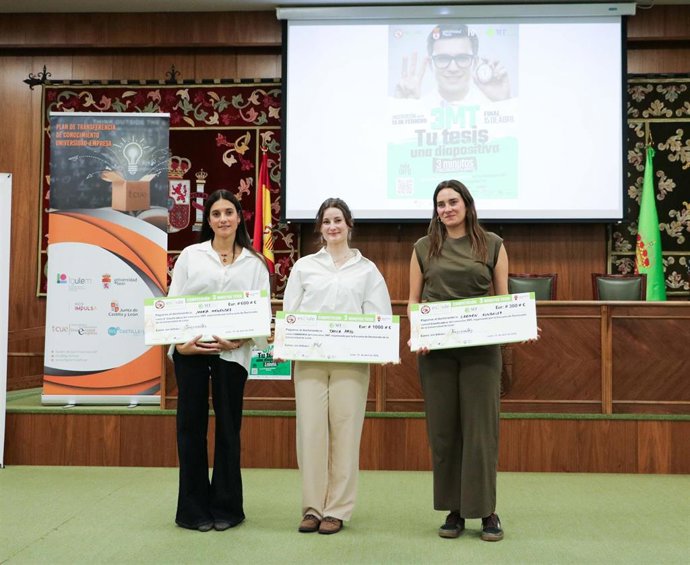 María Menéndez (i), Tania Payo y Carmen González, las tres primeras en el certamen.