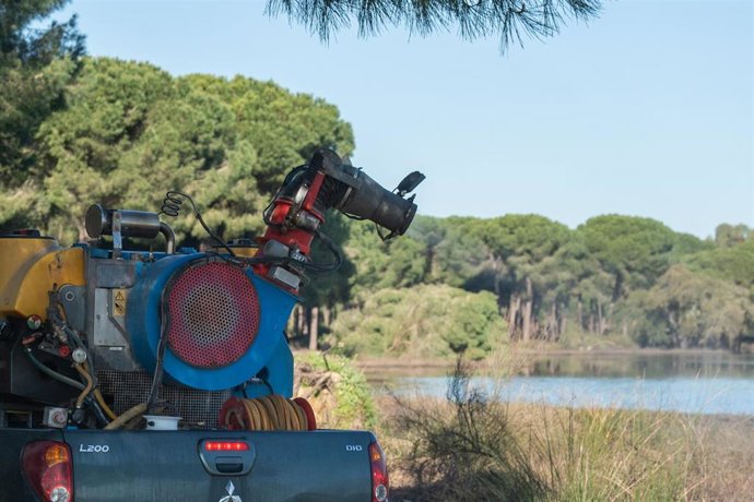 Archivo - Tratamiento antimosquitos transmisores del VNO en la Laguna de San Lázaro, en Villamanrique de la Condesa, en foto de archivo.
