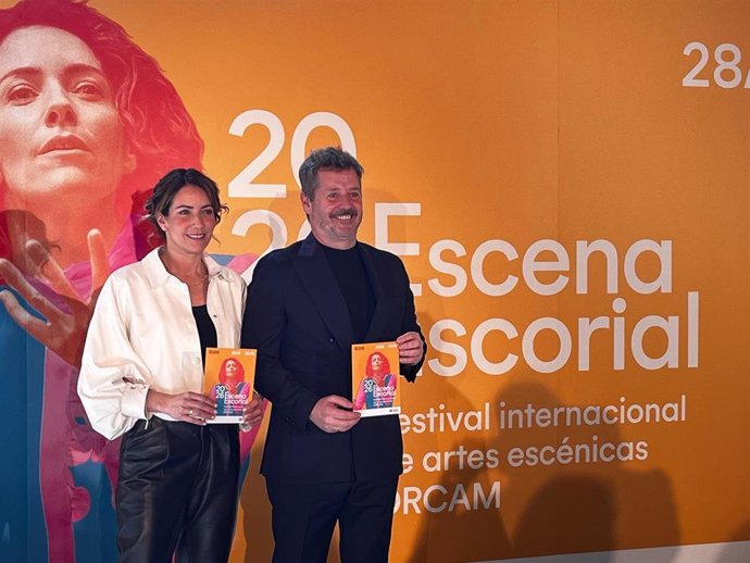 Presentación del festival Escena Escorial, en San Lorenzo de El Escorial. En la imagen, el consejero de Cultura, Turismo y Deporte, Mariano De Paco Serrano, y la directora de la ORCAM, Alondra de la Parra