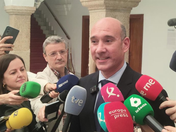 El portavoz del Grupo Parlamentario Popular, José Ángel Sánchez Juliá, tras la reunión con el presidente de la Asamblea, en el parlamento regional.