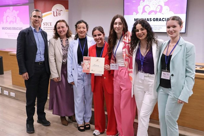 El grupo Mirva recibiendo el premio.