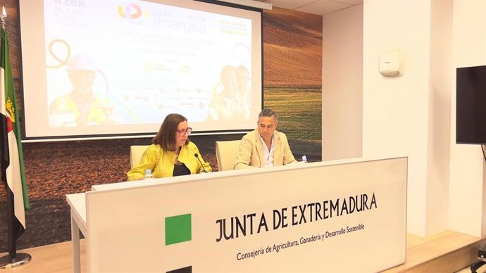 La consejera de Agricultura, Ganadería y Desarrollo Sostenible en funciones de la Junta de Extremadura, Mercedes Morán, junto al presidente del Cluster de la Energía de Extremadura, Vicente Sánchez, en rueda de prensa, a 17 de abril de 2026.