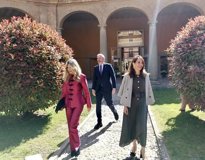 La vicepresidenta del Gobierno de Aragón en funciones, Mar Vaquero, el jefe del Ejecutivo aragonés en funciones, Jorge Azcón, y la presidenta de las Cortes de Aragón, María Navarro, en el acceso al Museo de Huesca.