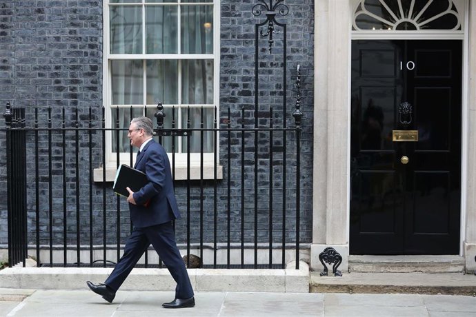 15 abril 2026 I El primer ministro de Reino Unido, Keir Starmer, saliendo del número 10 de Downing Street