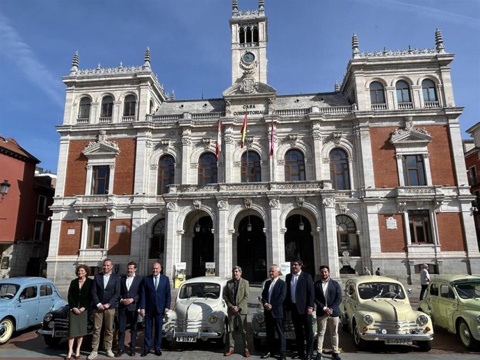 El alcalde de Valladolid, Jesús Julio Carnero, junto al vicepresidente de la Diputación, Víctor Alonso, representantes de Renault, la Feria de Valladolid y concejales del equipo de Gobierno, junto a vehículos antiguos Renault 4/4.