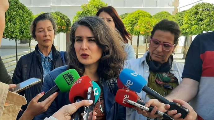 La portavoz de Unidas por Extremadura, Irene de Miguel, atiende a los medios, en una imagen de archivo.