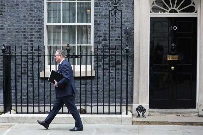 15 de abril de 2026, Londres, Inglaterra, Reino Unido: O primeiro-ministro britânico, Sir Keir Starmer, sai do número 10 de Downing Street a caminho da Câmara dos Comuns para participar da sessão de perguntas ao primeiro-ministro