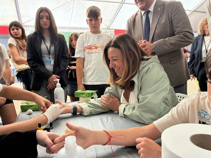 La consejera de Desarrollo Educativo y Formación Profesional de la Junta de Andalucía, María del Carmen Castillo, participa en una demostración durante la V Feria de la Innovación y la Ciencia de Almería.