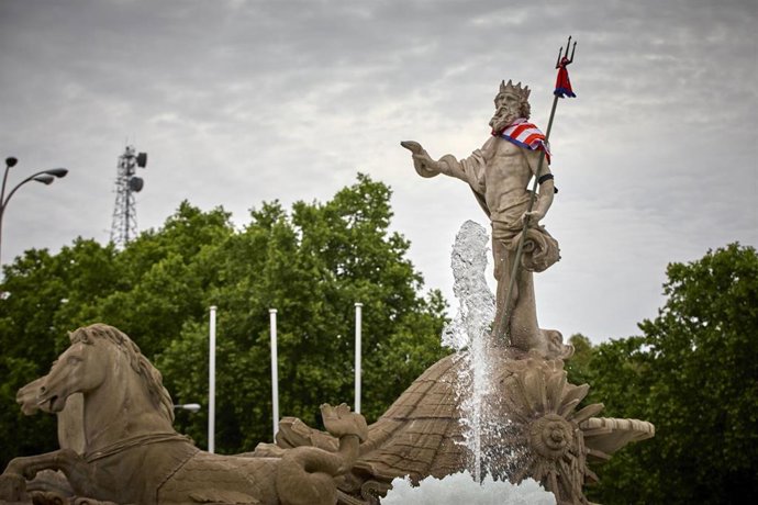 Archivo - La estatua de la fuente de Neptuno, con una bufanda del Atlético de Madrid, a 23 de mayo de 2021, en Madrid (España). Esta bufanda en la estatua de Neptuno es resultado de las celebraciones, durante la noche de este sábado, por la victoria del c