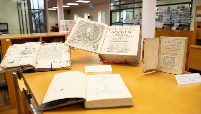 La UC recibe una donación de más de 3.000 obras, con ejemplares únicos desde el siglo XVII sobre derecho natural