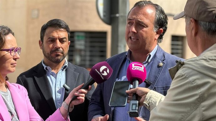 El presidente del Grupo Parlamentario Vox en las Cortes de Castilla-La Mancha, David Moreno, en atención a medios.