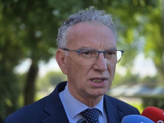 El delegado del Gobierno en Extremadura, José Luis Quintana, atiende a los medios de comunicación