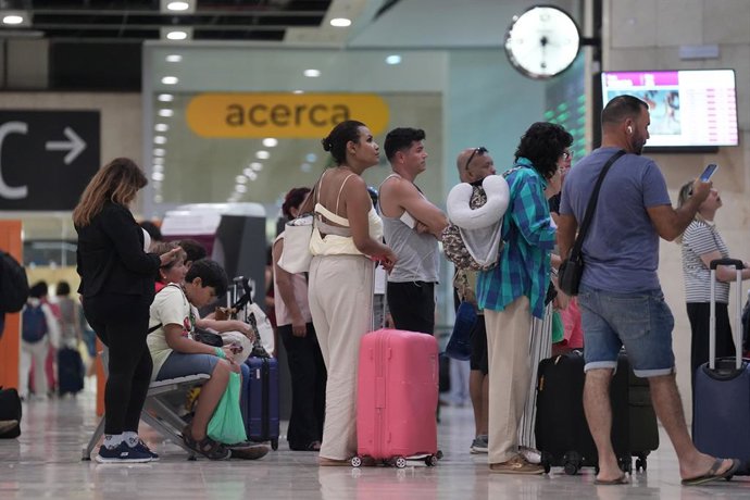 Archivo - Persones amb maletes a l'estació de Sants de Barcelona