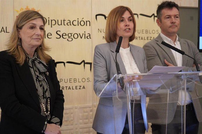 La representante de IE Universidad, Luisa Barón; la diputada de Promoción Provincial, Magdalenda Rodríguez, y el organizador del evento, Miguel Ángel Reyes.