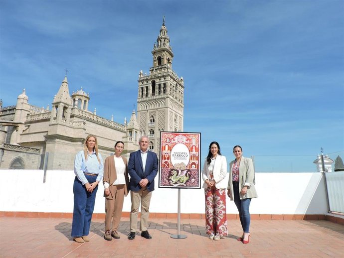 Foto familiar de la presentación del cartel anunciador de la vigésimo tercera edición del Mercado Barroco de Olivares.