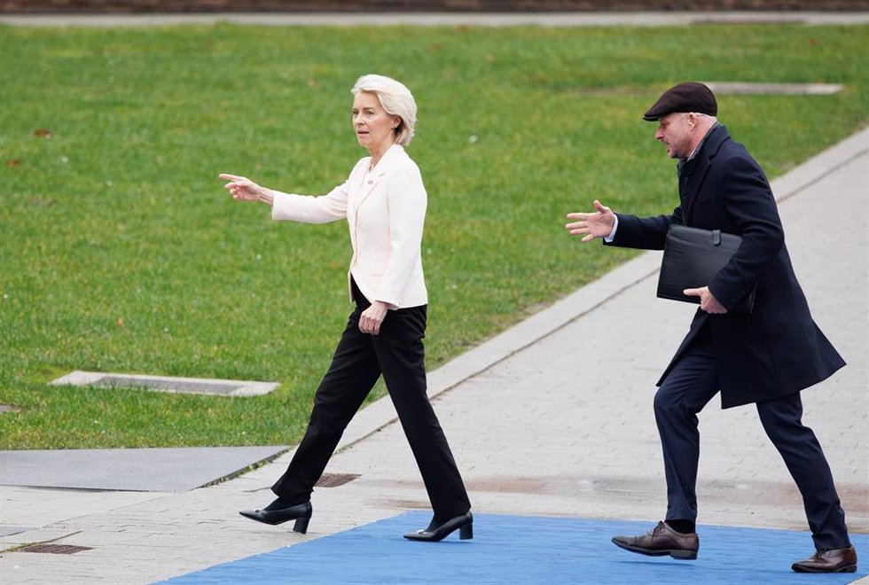 Archivo - La presidenta de la Comisión Europea, Ursula von der Leyen, fotografiada antes de una reunión informal de los jefes de Estado y de Gobierno de la Unión Europea, celebrada en el castillo de Alden Biesen, en Bilzen (Bélgica), el 12 de febrero de 2