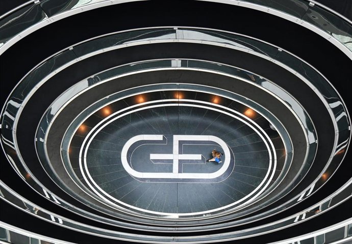 Archivo - FILED - 17 April 2018, Bavaria, Munich: A woman walks across the Giesecke & Devrient (G+D) logo embedded in the floor at the company's headquarters. Photo: Peter Kneffel/dpa