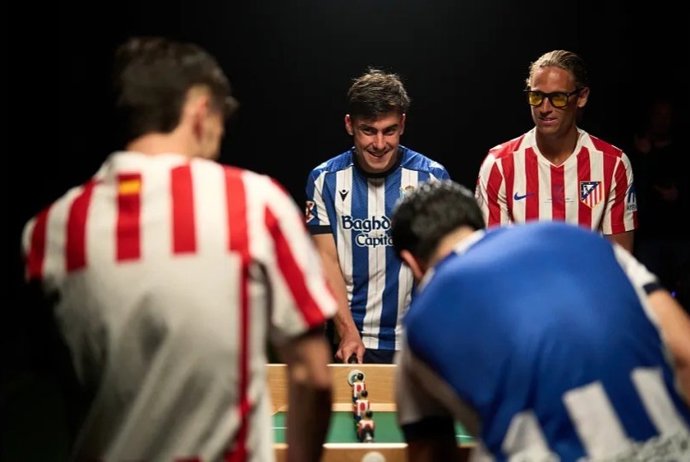 Los jugadores del Atlético de Madrid Marcos Llorente y Álex Baena y los de la Real Sociedad Carlos Soler y Ander Barrenetxea se enfrentan al tradicional futbolín antes de la final de Copa del Rey Mapfre 2026.