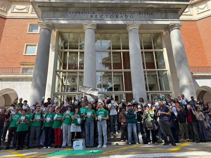 Concentración frente a rectorado de la UCM para entregar los resultados de la consulta simbólica.