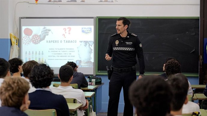 Un agente forma a alumnos dentro del Programa Agente Tutor de la Policía Local.