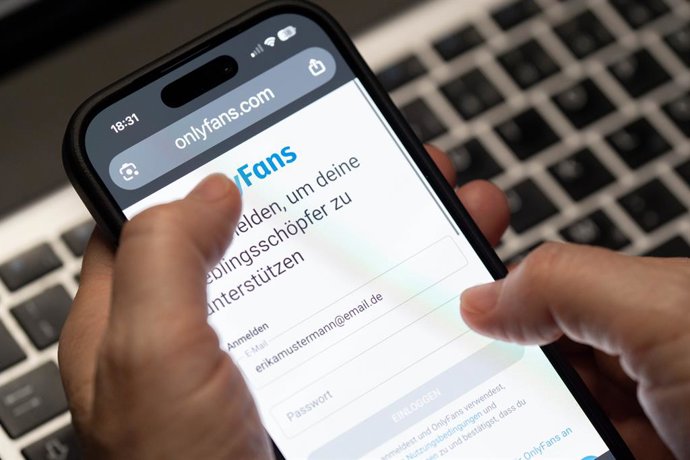 FILED - 23 March 2026, Berlin: A person opens the login page for the online service OnlyFans. Photo: Georg Moritz/dpa