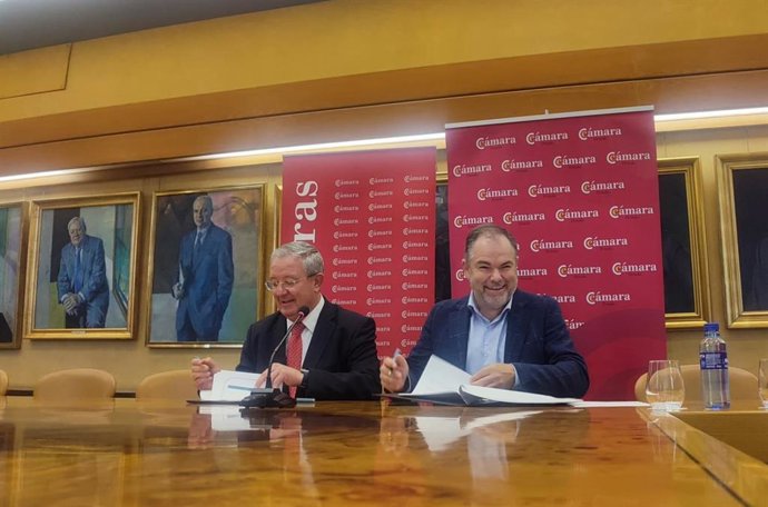 El presidente de la Cámara de Comercio de Oviedo, Carlos Paniceres, firma con el director general de Caja Rural de Asturias, Antonio Romero, la renovación de su acuerdo de colaboración para el programa "Agendados".