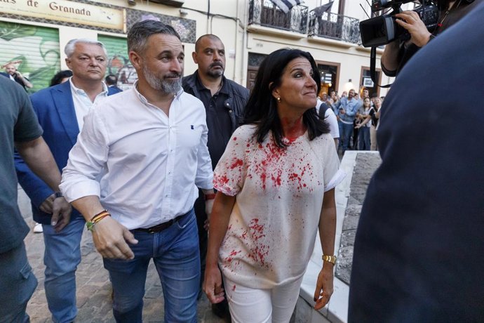 O presidente nacional do Vox, Santiago Abascal, no comício na Praça das Pasiegas, em Granada. Em 16 de abril de 2026, em Granada, Andaluzia (Espanha). O presidente nacional do Vox, Santiago Abascal, chegou esta tarde à capital granadina para r
