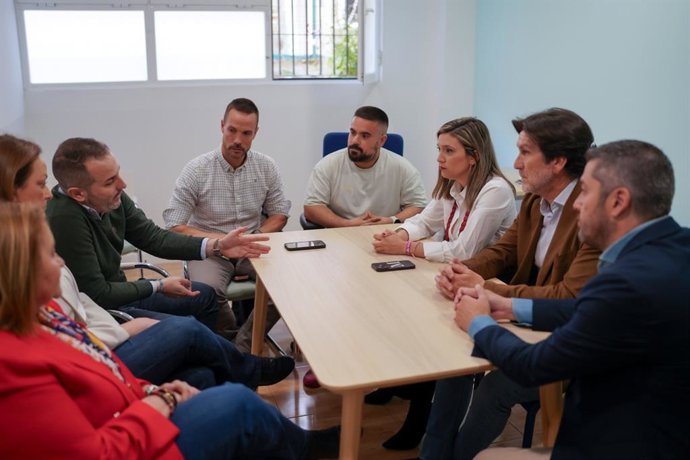 La vicesecretaria general del PSOE-A y candidata número del PSOE de Huelva al Parlamento andaluz, María Márquez, junto a otros socialistas onubenses en su reunión con Ánsares.