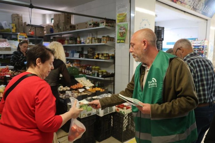 El candidato de Por Andalucía por la provincia de Málaga, Ernesto Alba, en Alhaurín de la Torre, en el marco de la campaña del tú a tú de la formación.