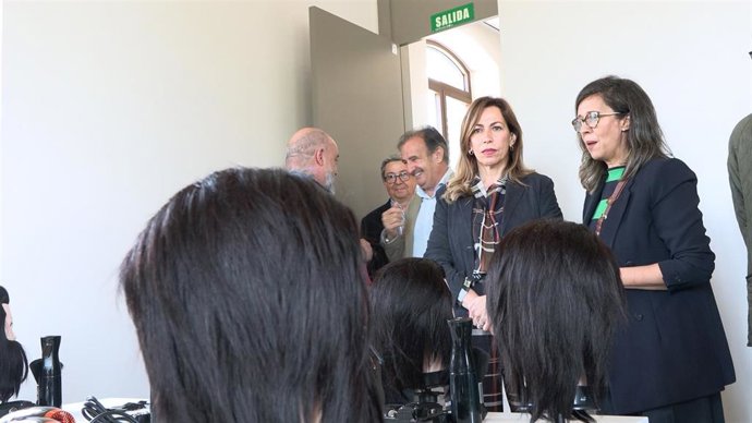 La alcaldesa de Zaragoza, Natalia Chueca, en su visita a las nuevas instalaciones del albergue municipal