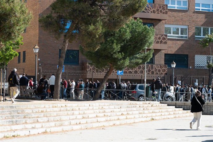 Varias personas hacen cola para entrar en la Embajada y Consulado de Marruecos, a 15 de abril de 2026, en Madrid (España). I