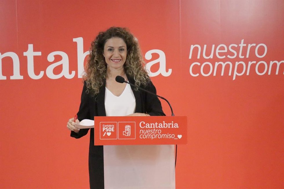 La portavoz del PSOE de Cantabria, Ainoa Quiñones, hoy, en rueda de prensa.