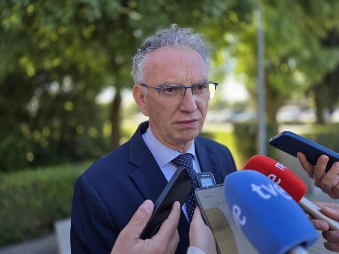 El delegado del Gobierno en Extremadura, José Luis Quintana, atiende a los medios de comunicación