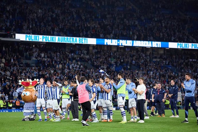 Archivo - Los jugadores de la Real Sociedad celebran el pase a la final de la Copa del Rey Mapfre.