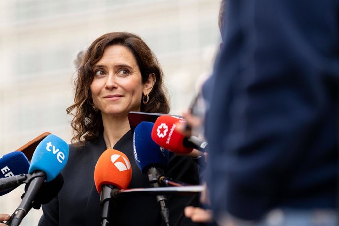 A presidente da Comunidade de Madri, Isabel Díaz Ayuso, participa, juntamente com o vice-presidente da CEOE e presidente da CEIM, Miguel Garrido, de uma reunião de trabalho com executivos e representantes de empresas espanholas em Bruxelas, no dia 17 de a