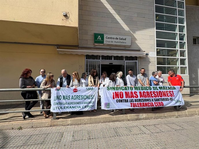 Concentración convocada por el Sindicato Médico de Málaga por denuncias de amenazas a tres médicas en los centros de salud de Capuchinos y Cruz de Humilladero.