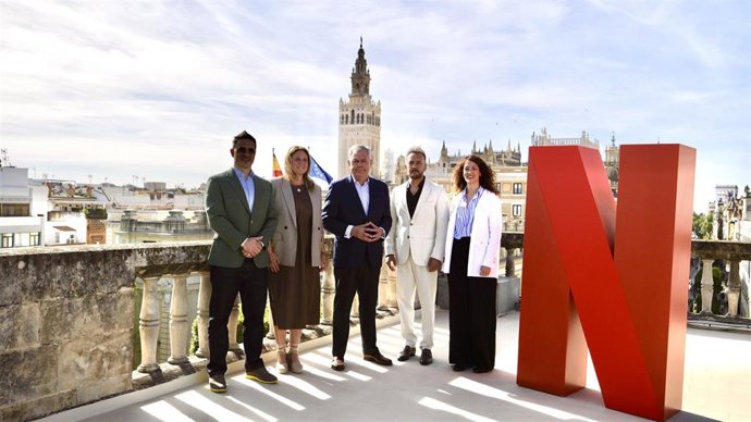 El alcalde de Sevilla, José Luis Sanz; el vicepresidente de Contenidos de Netflix en España, Portugal y Turquía, Diego Ávalos, y el actor José Luis García-Pérez, en la presentación de los eventos por segunda temporada de 'Berlín' y de 'La dama del armiño'