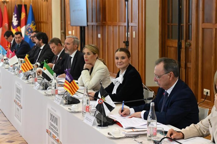 Archivo - La presidenta de la Junta de Extremadura, María Guardiola, y la presidenta del Govern balear, Marga Prohens, en el centro de la imagen. 