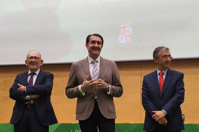 En el centro, el consejero de Medio Ambiente, Vivienda y Ordenación del Territorio de Castilla y León, Juan Carlos Suárez-Quiñones.