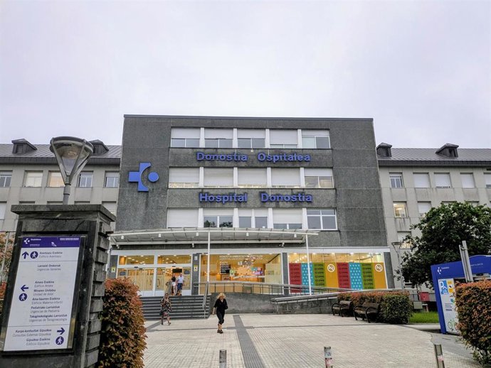 Archivo - Entrada principal del Hospital Donostia