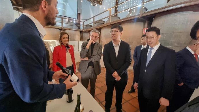 Visita a una bodega durante el encuentro comercial Valdepeñas-Luzhou.