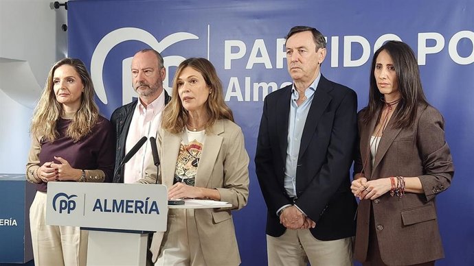 Diputados y senadores del PP de Almería, durante la comparecencia en la sede provincial del partido.