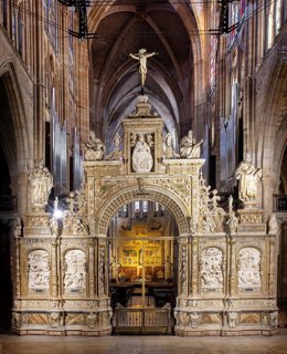 El trascoro de la Catedral de León, una de las obras cumbre del Renacimiento, ha sido restaurado tras invertir cerca de 500.000 euros.