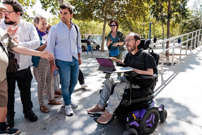 Archivo - El exdiputado de Podemos Pablo Echenique (d) a su llegada a declarar a los juzgados de Plaza de Castilla, a 17 de septiembre de 2024, en Madrid (España). 