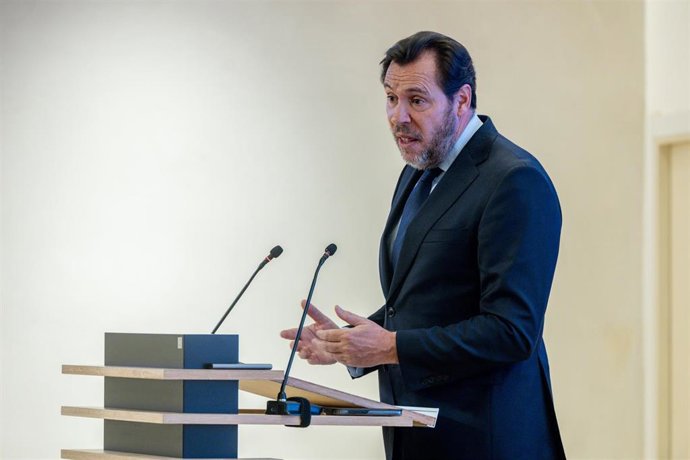 El ministro de Transportes y Movilidad Sostenible, Óscar Puente, analiza la inversión en infraestructuras de transportes, en el Colegio de Ingenieros de Caminos, a 15 de abril de 2026, en Madrid (España). 