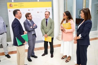 La diputada Teresa Jiménez, con el subdelegado del Gobierno, Francisco Toscano, en la comisión de seguimiento del PFEA.