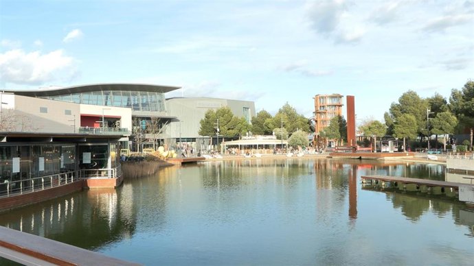 Archivo - Centro Comercial Puerto Venecia.