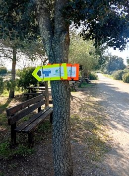 Uno de los carteles colocados para señalizar la ruta por los caminos de Artà.