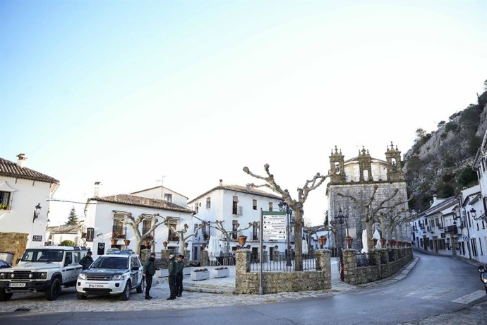 Archivo - Calle de Grazalema (Cádiz) normalizando su estampa tras haber sido escenario de graves inundaciones por el pasado temporal. A 20 de febrero de 2026 en Grazalema, Cádiz (Andalucía, España). El consejero de Sanidad, Presidencia y Emergencias, Anto